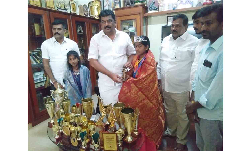 செஸ் போட்டிகளில் சாதனை படைத்த  ஓசூர் மாணவிகளுக்கு பிரகாஷ் எம்.எல்.ஏ. பாராட்டு