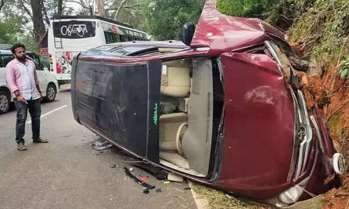 ஊட்டியில் நடுரோட்டில் கார் கவிழ்ந்து விபத்து