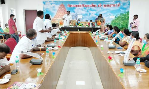 ஜெயங்கொண்டம் நகராட்சி கூட்டத்தில் அ.தி.மு.க. கவுன்சிலர்கள் வாக்குவாதம்