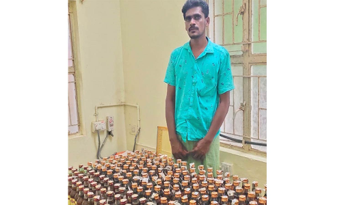 மோட்டார் சைக்கிளில் மது கடத்திய வாலிபர் கைது