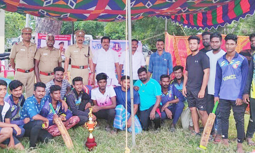 அறந்தாங்கியில் போலீசார், பொதுமக்கள் நட்புறவு கிரிக்கெட் போட்டி