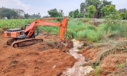 களக்காடு அருகே கால்வாய் சீரமைப்பு பணிகள் தொடக்கம்