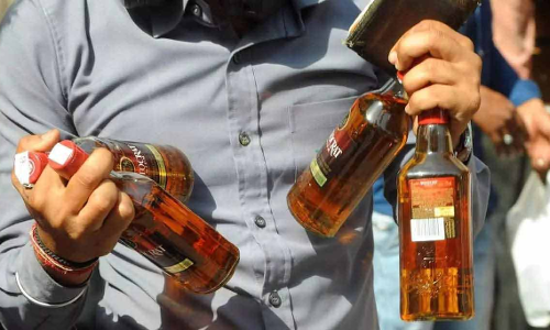 ஒன்று வாங்கினால் 2 சரக்கு பாட்டில் இலவசம்- டெல்லியில் அலை மோதும் கூட்டம்