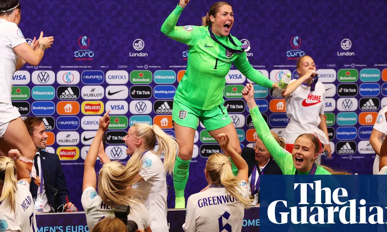 செய்தியாளர் சந்திப்பின்போது மேஜை மீது ஏறி ஆட்டம்போட்ட வீராங்கனைகள் - வைரலாகும் வீடியோ செய்தியாளர் சந்திப்பின்போது மேஜை மீது ஏறி ஆட்டம்போட்ட வீராங்கனைகள் - வைரலாகும் வீடியோ