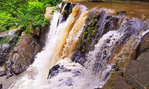 புல்லாவெளி நீர்வீழ்ச்சியில் ஆர்ப்பரித்து கொட்டும் தண்ணீர்