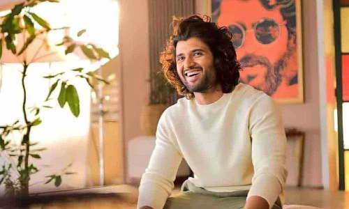 பிரபல நடிகையின் மடியில் படுத்து உலா வரும் விஜய் தேவரகொண்டா