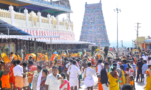 ஆடிப்பூர விழா: திருத்தணியில் காவடி, அலகுகுத்தி நேர்த்திக்கடன் செலுத்திய பக்தர்கள்