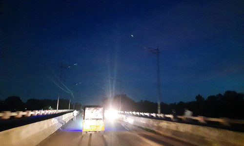 கடலூர் அருகே    பாலத்தில் இரவில் மின் விளக்குகள் எரியாததால்  ெகாள்ளையர்கள் வழிப்பறி