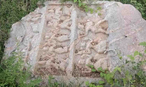 சேவூரில் பாதுகாப்பின்றி கிடக்கும் 15-ம் நூற்றாண்டு சதிக்கல்.