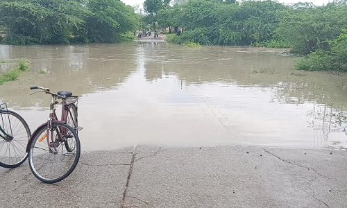 கனமழையால் கிராமம் துண்டிப்பு