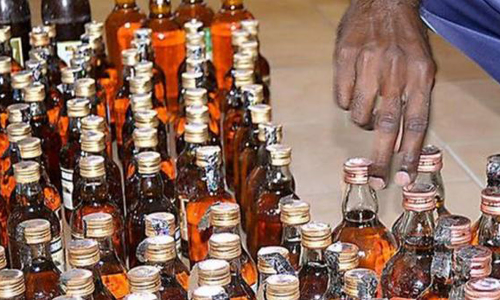 தருமபுரி அருகே    சந்து கடையில் கள்ளத்தனமாக மதுவிற்பனை