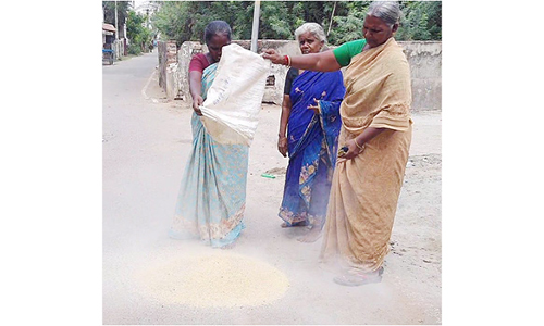 ரேஷன் அரிசியை சாலையில் கொட்டி போராட்டம்