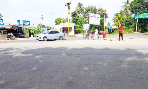 கண்ணமங்கலம் கூட்டு ரோட்டில் வெயிலில் காத்திருக்கும் பயணிகள்