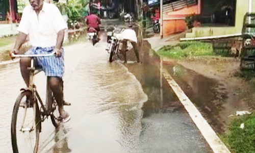 படவேட்டில் சாலையில் தேங்கிய வெள்ளம்