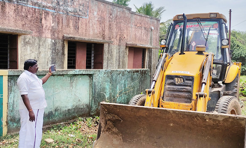 பள்ளி கட்டிடம் இடிக்கும் பணி தொடக்கம்