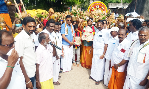 தேசூரில் முனீஸ்வரன் கோவிலில் பால் குட ஊர்வலம்