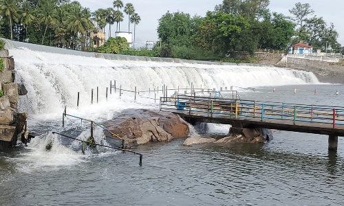 கொடிவேரி தடுப்பணையில் சுற்றுலா பயணிகள் குளிக்க தடை