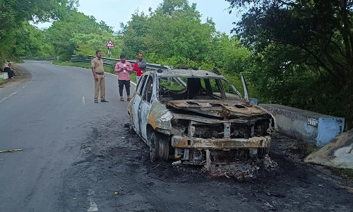 திம்பம் மலைப்பாதையில் திடீரென பற்றி எரிந்த கார்
