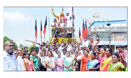 கிருஷ்ணகிரி தி.மு.க.செயலாளர் நவாப்   அண்ணா சிலைக்கு மாலை அணிவித்து மரியாதை