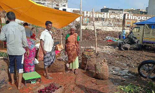 அந்தியூர் வார சந்தையில் கடைகள் அமைக்க முடியாமல் வியாபாரிகள் தவிப்பு