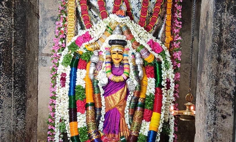 அம்மனுக்கு வளையல் அலங்காரம்