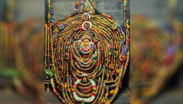 ராசிபுரத்தில் ஆடிப்பூரத்தை முன்னிட்டு நித்திய சுமங்கலி மாரியம்மனுக்கு  1 லட்சத்து 8 ஆயிரம் வளையல்கள் அலங்காரம்