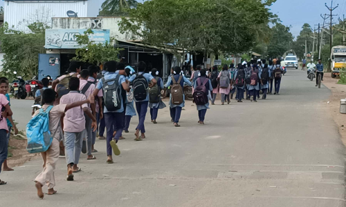 மாணவர்கள் 7 கிலோ மீட்டர் தூரம் வீட்டிற்கு நடந்து சென்ற அவலம்