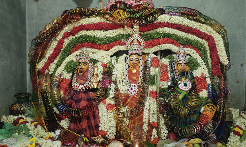 அம்மனுக்கு சந்தன காப்பு அலங்காரம்