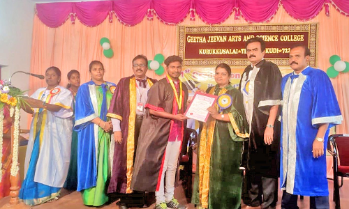 தூத்துக்குடி கல்லூரியில் பட்டமளிப்பு விழா -வாழ்க்கையில் சாதிக்க வேண்டும் என்ற எண்ணம் வர வேண்டும் -அமைச்சர் கீதாஜீவன் பேச்சு