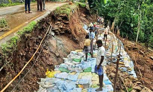 நிலச்சரிவு ஏற்பட்ட மலைகிராமங்களில் மணல் மூடைகளை அடுக்கி தற்காலிக சீரமைப்பு பணி