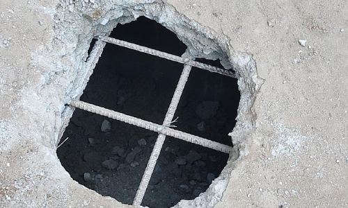 மீஞ்சூர் அருகே கட்டிமுடிக்கப்பட்ட 2 வாரத்தில் சிமெண்டு பாலத்தில் ஓட்டை- பொதுமக்கள் போராட்டம்