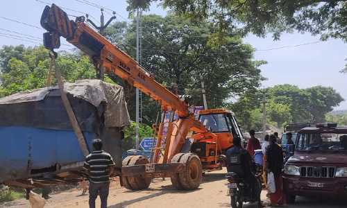 மணலி புதுநகரில் கால்வாய் ஆக்கிரமிப்பில் இருந்த 43 கடைகள்-கட்சி அலுவலகங்கள் அகற்றம்