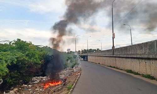 கடலூர் ரெயில்வே மேம்பாலம் அருகே  எரியும் குப்பையால் பொது மக்கள் கடும் அவதி