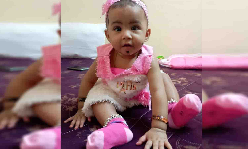 திருப்பூரில் பஸ் சக்கரத்தில் சிக்கி 1 வயது குழந்தை பலி - பெற்றோர் கண்முன்னே பரிதாபம்