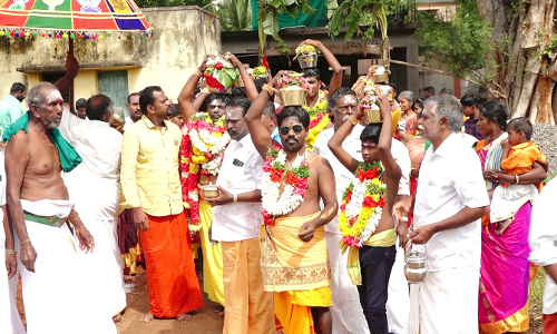 அம்மன் கோவிலுக்கு பால்குட ஊர்வலம்