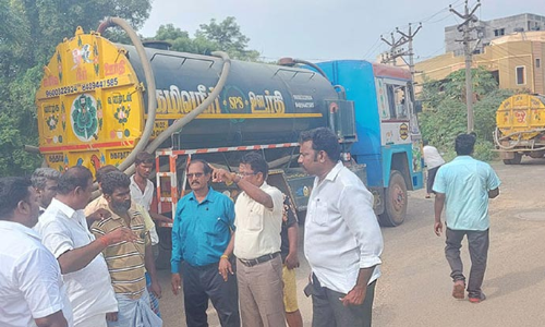 திருவள்ளூர் அருகே கூவம் ஆற்றில் கழிவு நீர் கொட்டிய 4 லாரிகள் சிறைபிடிப்பு