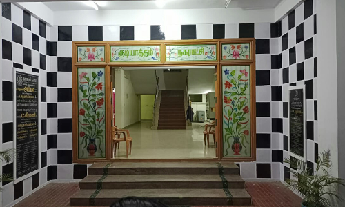 குடியாத்தம் நகராட்சி நுழைவு வாயிலில் செஸ் வடிவமைப்பில் வர்ணம்