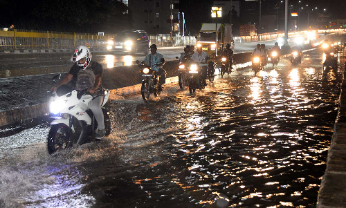 வேலூரில் பெய்த கன மழையால் குடியிருப்புகளுக்குள் வெள்ளம்