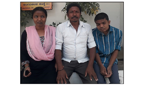 சூளகிரி அருகே   கண்தெரியாத 2 குழந்தைகளின் தந்தை உதவிகேட்டு அரசுக்கு கோரிக்கை