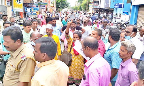 தனியார் நிதி நிறுவனத்தில் செலுத்திய பணத்தை தராததால் வாடிக்கையாளர்கள் சாலை மறியல்