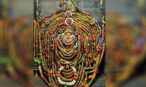 ராசிபுரத்தில் ஆடிப்பூரத்தை முன்னிட்டு நித்திய சுமங்கலி மாரியம்மனுக்கு  1 லட்சத்து 8 ஆயிரம் வளையல்கள் அலங்காரம்