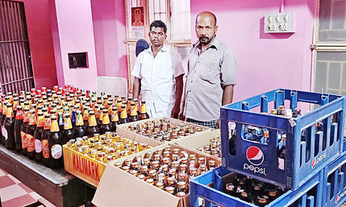 டாஸ்மாக் கடை திறக்கும் முன்பே மதுபாட்டில்கள் விற்பனை- 3 பேர் கைது