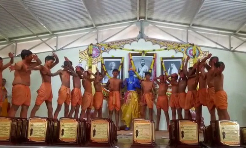 ஸ்ரீராமகிருஷ்ண மடத்தில்  போட்டியில் வெற்றி பெற்ற பள்ளி மாணவ, மாணவிகளுக்கு பரிசுகள்