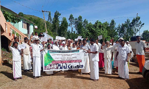 குறைந்தபட்ச விலை ரூ.30 நிர்ணயம் செய்ய கோரி தேயிலை செடிகளுடன் விவசாயிகள் ஆர்ப்பாட்டம்