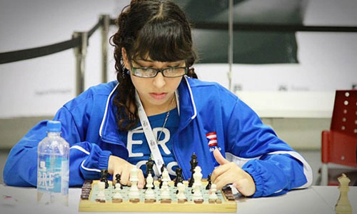 பார்வைதிறன் குறைந்த போர்ட்டோரிகோ வீராங்கனை- பிரெய்லி போர்டில் ஆடுகிறார்