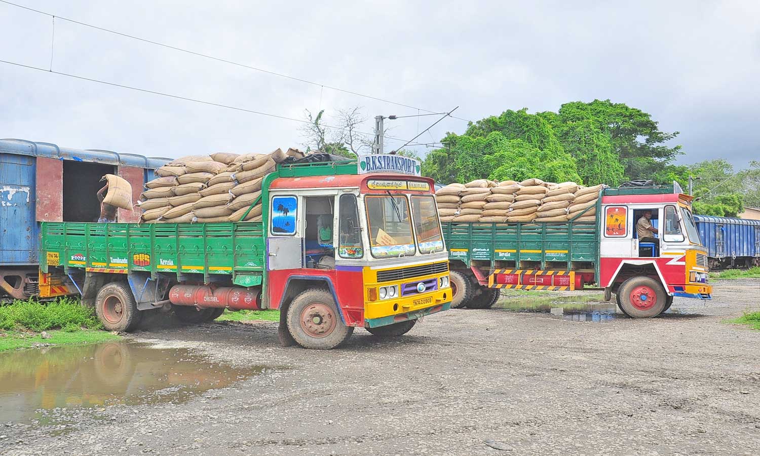 தஞ்சாவூரில் இருந்து சரக்கு ரெயிலில் 1650 டன் ரேசன் அரிசி வந்தது தஞ்சாவூரில் இருந்து சரக்கு ரெயிலில் 1650 டன் ரேசன் அரிசி வந்தது