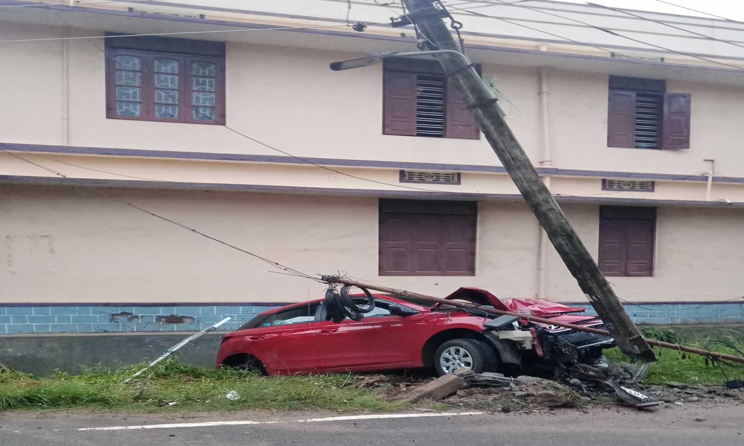 மேல சங்கரன்குழியில் கார் மோதியதில் மின் கம்பம் சேதம் மேல சங்கரன்குழியில் கார் மோதியதில் மின் கம்பம் சேதம்