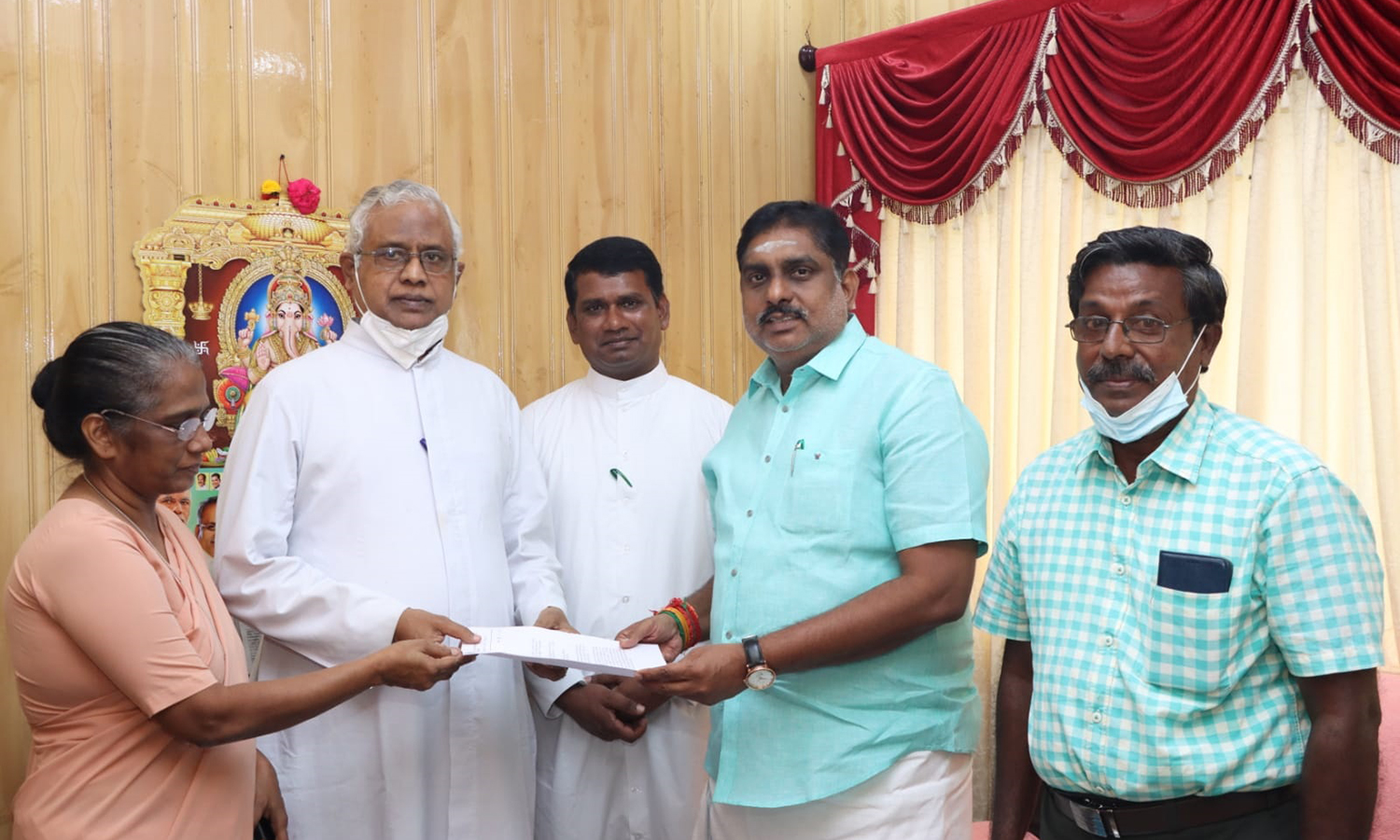 பள்ளிகளில் காலி பணியிடங்களை நிரப்ப வேண்டும்-நமச்சிவாயத்திடம் மனு பள்ளிகளில் காலி பணியிடங்களை நிரப்ப வேண்டும்-நமச்சிவாயத்திடம் மனு