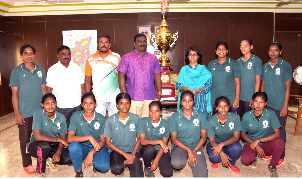 கைபந்து போட்டியில் சிறப்பிடம் பெற்ற மாணவிகளுக்கு பாராட்டு கைபந்து போட்டியில் சிறப்பிடம் பெற்ற மாணவிகளுக்கு பாராட்டு