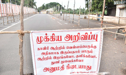 காவிரி ஆற்றில் வெள்ளப்பெருக்கால் தடை: பவானி கூடுதுறையில் புனிதநீராட வந்த பொதுமக்கள் ஏமாற்றம்